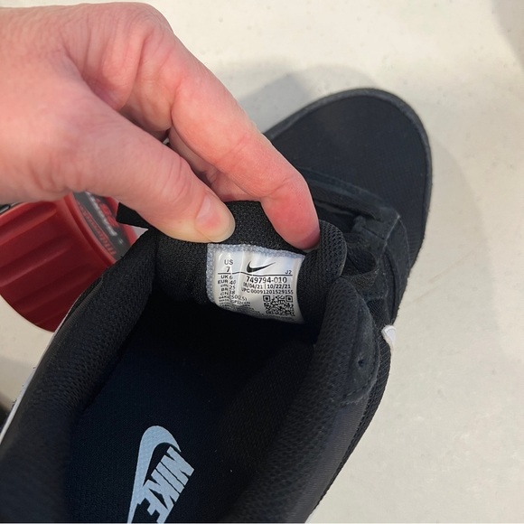 Nike MD Runner 2 Sneaker shoe 749794-010 mens size 7 - Picture 3 of 6